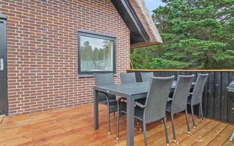 Gunkil - 800M from the Sea: Toit, Maison, Domicile, Chalet, Porte, Siding, Plate-Forme, Porche, Planche, Dur