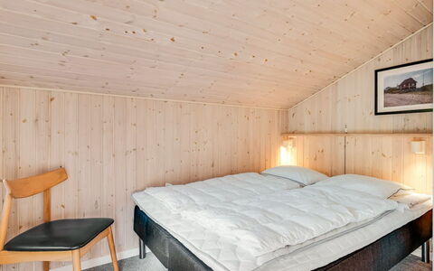 Eltje - 4Km from the Sea: Bois, Chambre, Plafond, Lit, Design Intérieur, Drap De Lit, Literie, Cadre De Lit, Pièce, Dur