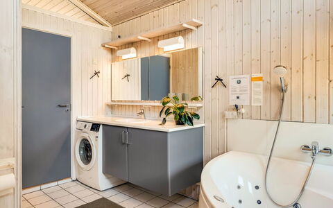 Eltje - 4Km from the Sea: Design Intérieur, Sol, Luminaire Plomberie, Sol, Bois, Évier, Plafond, Armoire De Toilette, Robinet, Salle De Bains