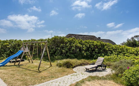 Stillan - 150M from the Sea: Maison, Domicile, Chalet, Biens, Cour, Ferme, Siding, Batiments Jardin, Porche