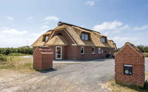 Stillan - 150M from the Sea: Maison, Domicile, Chalet, Biens, Cour, Ferme, Siding, Batiments Jardin, Porche