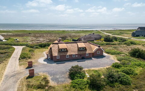 Stillan - 150M from the Sea: Maison, Domicile, Chalet, Biens, Cour, Ferme, Siding, Batiments Jardin, Porche