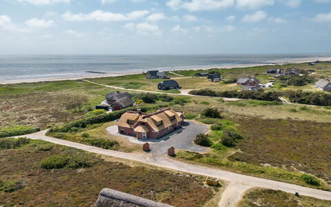Stillan - 150M from the Sea: Maison, Domicile, Chalet, Biens, Cour, Ferme, Siding, Batiments Jardin, Porche