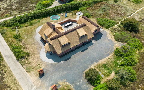 Stillan - 150M from the Sea: Maison, Domicile, Chalet, Biens, Cour, Ferme, Siding, Batiments Jardin, Porche