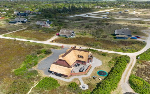Stillan - 150M from the Sea: Maison, Domicile, Chalet, Biens, Cour, Ferme, Siding, Batiments Jardin, Porche