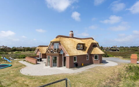 Stillan - 150M from the Sea: Maison, Domicile, Toit, Zone Résidentielle, Chalet, Biens, Ferme, Pelouse, Aménagement Paysager, Siding