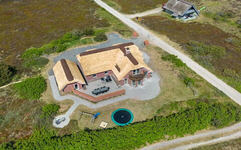 Stillan - 150M from the Sea: Maison, Domicile, Toit, Zone Résidentielle, Chalet, Biens, Ferme, Pelouse, Aménagement Paysager, Siding