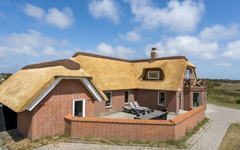 Stillan - 150M from the Sea: Maison, Domicile, Toit, Zone Résidentielle, Chalet, Biens, Ferme, Pelouse, Aménagement Paysager, Siding