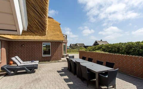 Stillan - 150M from the Sea: Maison, Domicile, Toit, Zone Résidentielle, Chalet, Biens, Ferme, Pelouse, Aménagement Paysager, Siding