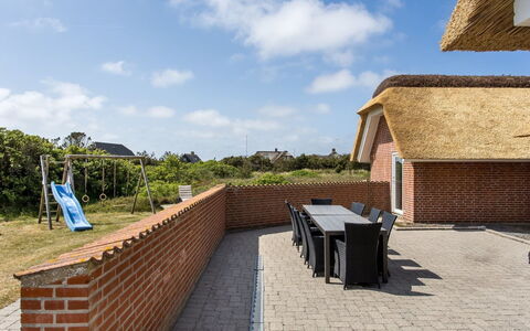 Stillan - 150M from the Sea: Maison, Domicile, Toit, Zone Résidentielle, Chalet, Biens, Ferme, Pelouse, Aménagement Paysager, Siding