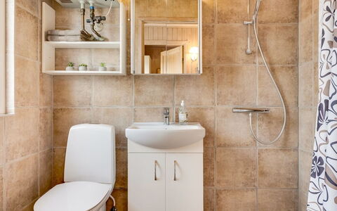Ragnborg - 900M from the Sea: Salle De Bains, Lavabo, Siège De Toilette, Luminaire Plomberie, Évier, Toilette, Sol, Design Intérieur, Sol, Robinet