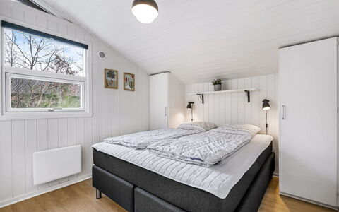 Liviana - from the Sea: Bois, Domicile, Chambre, Lit, Gelé, Literie, Cadre De Lit, Plafond, Chalet, Drap De Lit
