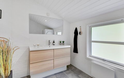 Liviana - from the Sea: Sol, Sol, Bois, Armoire De Toilette, Luminaire Plomberie, Design Intérieur, Évier, Plomberie, Robinet, Salle De Bains