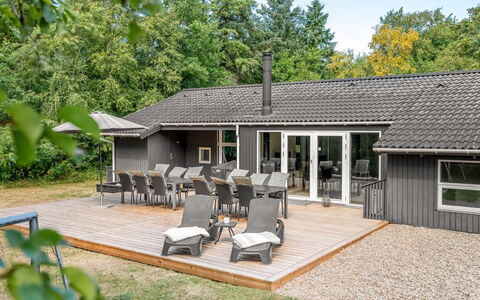 Liviana - from the Sea: Domicile, Toit, Maison, Chalet, Lot Terre, Biens, Siding, Ombre, Porche, Ferme