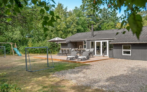 Liviana - from the Sea: Arbre, Maison, Domicile, Toit, Zone Résidentielle, Chalet, Arbuste, Biens, Lot Terre