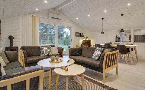 Ria - 250M from the Sea: Bois, Design Intérieur, Plafond, Sol, Meubles, Sol, Domicile, Salon, Luminaire, Canapé