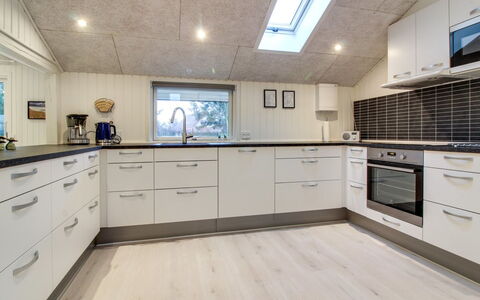Ria - 250M from the Sea: Bois, Sol, Cuisine, Comptoir, Design Intérieur, Plafond, Sol, Cabinetry, Principaux Appliance, Appareil De Cuisine