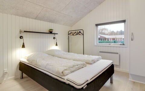 Ria - 250M from the Sea: Bois, Plafond, Chambre, Design Intérieur, Domicile, Lit, Literie, Pièce, Cadre De Lit, Drap De Lit