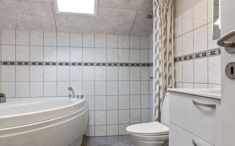 Ria - 250M from the Sea: Sol, Salle De Bains, Luminaire Plomberie, Sol, Design Intérieur, Toilette, Siège De Toilette, Tuile, Plomberie, Pièce