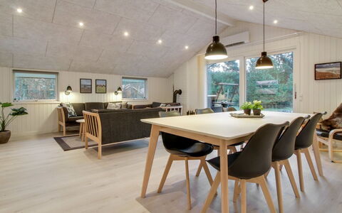 Ria - 250M from the Sea: Design Intérieur, Bois, Sol, Plafond, Meubles, Sol, Domicile, Parquet, Salon, Luminaire