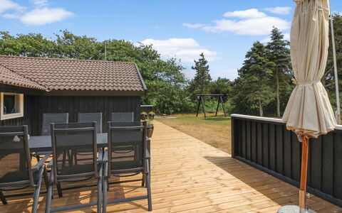 Ria - 250M from the Sea: Bois, Dur, Porche, Plate-Forme, Lot Terre, Planche, Tache De Bois, Parquet, Ombre, Chalet