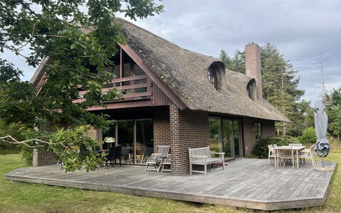 Akeleje - 900M from the Sea: Toit, Domicile, Maison, Siding, Chalet, Composite, Porte, Fenêtre À Guillotine, Biens, Cheminée