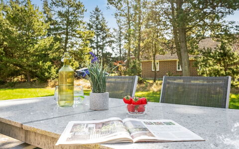 Famke - 1Km from the Sea: Meubles, Mobilier De Jardin, Arbuste, Table, Chaise, Lot Terre, Tableau De Plein Air, Jardin, Table Cuisine Et Salle A Manger, Ombre