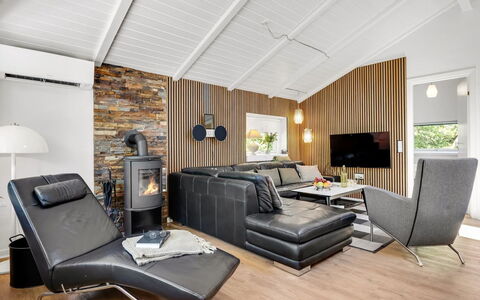 Famke - 1Km from the Sea: Design Intérieur, Canapé, Meubles, Salon, Sol, Bois, Plafond, Sol, Pièce, Domicile