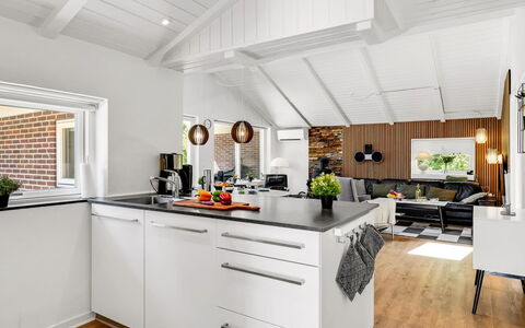 Famke - 1Km from the Sea: Meubles, Cuisine, Comptoir, Appareil De Cuisine, Design Intérieur, Sol, Principaux Appliance, Bois, Plafond, Cabinetry