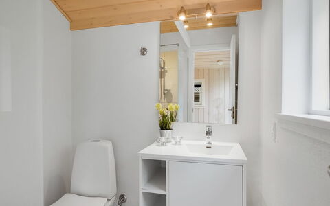 Famke - 1Km from the Sea: Design Intérieur, Luminaire Plomberie, Mur, Sol, Évier, Sol, Lavabo, Salle De Bains, Bois, Plafond