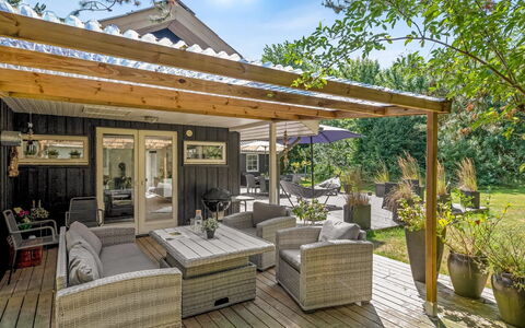 Ufred - 1.3Km to the Fjord: Bois, Meubles, Porche, Domicile, Chaise, Chalet, Porte, Mobilier De Jardin, Plate-Forme