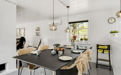 Ufred - 1.3Km to the Fjord: Meubles, Design Intérieur, Bois, Luminaire, Plafond, Sol, Table Cuisine Et Salle A Manger, Salle À Manger, Table, Chaise