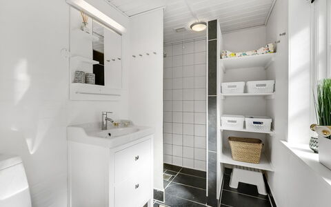 Ufred - 1.3Km to the Fjord: Design Intérieur, Mur, Sol, Sol, Luminaire Plomberie, Salle De Bains, Armoire De Toilette, Plafond, Évier, Toilette