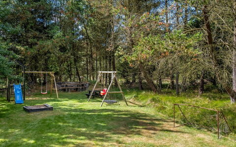 Ufred - 1.3Km to the Fjord: Arbre, Herbe, Équipement Extérieur Play, Lot Terre, Jardin, Des Bois, Parc, Pelouse, Ombre, Arrière-Cour