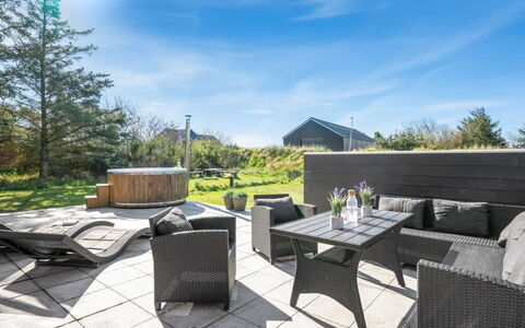 Thorlak - 1Km from the Sea: Meubles, Mobilier De Jardin, Dur, Jardin, Ombre, Chaise, Plate-Forme, Aménagement Paysager, Planche, Tableau De Plein Air