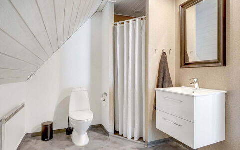 Domnika - 350M from the Sea: Sol, Sol, Luminaire Plomberie, Mur, Salle De Bains, Design Intérieur, Bois, Toilette, Plafond, Évier