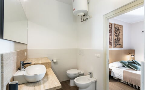 Donna Rosa Holiday Home: Évier, Luminaire Plomberie, Propriété, Robinet, Lavabo, Blanc, Salle De Bains, Bâtiment, Éclairage, Architecture