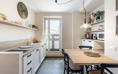 Donna Rosa Holiday Home - Vicolo: Propriété, Meubles, Cabinetry, Blanc, Table, Comptoir, Bois, Éclairage, Design Intérieur, Cuisine