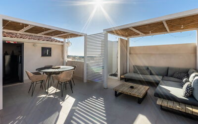 Donna Rosa Holiday Home - Terrazza: Meubles, Ciel, Canapé, Table, Bois, Ombre, Design Intérieur, Bâtiment, Fenêtre, Salon