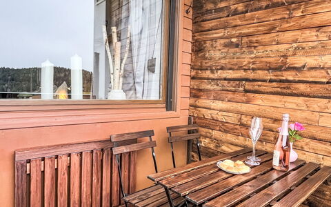 Wolf: Propriété, Table, Bois, Fenêtre, Bâtiment, Design Intérieur, Tache De Bois, Plante, Sol, Mur