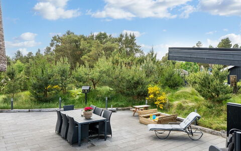 Rasmina - 1.2Km from the Sea: Arbuste, Meubles, Mobilier De Jardin, Lot Terre, Jardin, Chaise, Ombre, Aménagement Paysager, Arrière-Cour