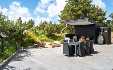 Rasmina - 1.2Km from the Sea: Arbuste, Jardin, Pot De Fleur, Mobilier De Jardin, Ombre, Béton, Aménagement Paysager, Chaise, Patio