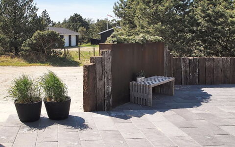 Rasmina - 1.2Km from the Sea: Bois, Béton, Dalle, Dur, Jardin, Ombre, Planche, Pot De Fleur, Mobilier De Jardin, Aménagement Paysager