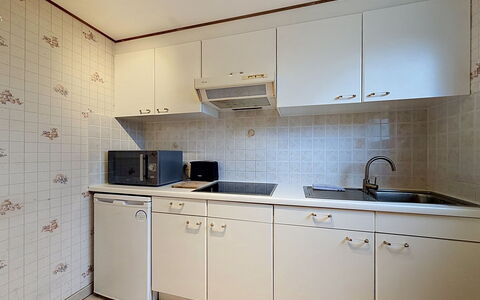 Edelweiss with Parking: Cuisine, Appareil De Cuisine, Comptoir, Principaux Appliance, Luminaire Plomberie, Evier, Évier, Sol, Cabinetry, Robinet