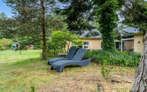 Siggut - 100M from the Sea: Toit, Maison, Domicile, Chalet, Porte, Siding, Plate-Forme, Porche, Planche, Dur