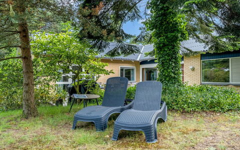 Siggut - 100M from the Sea: Toit, Maison, Domicile, Chalet, Porte, Siding, Plate-Forme, Porche, Planche, Dur