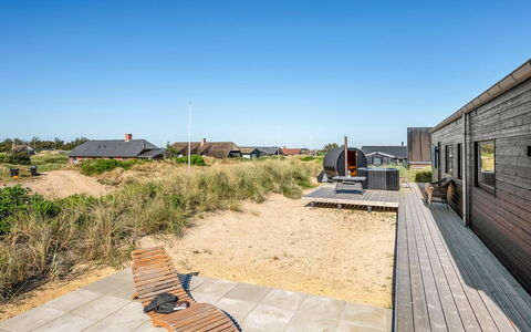 Chenoa - 350M from the Sea: Meubles, Design Intérieur, Chaise, Sol, Table, Recours, Sol, Plafond, Pièce, Eco Hôtel