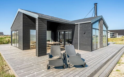 Chenoa - 350M from the Sea: Meubles, Design Intérieur, Chaise, Sol, Table, Recours, Sol, Plafond, Pièce, Eco Hôtel