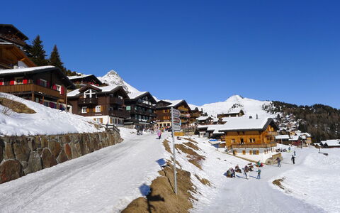 Konkordia 2 Eg Süd-Ost: Ciel, Neige, Bâtiment, Montagne, Pente, Maison, Paysage, Arbre, Montagnes Relief, Gelé