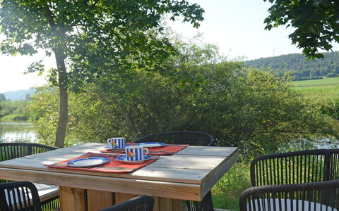 Beilngries 200: Table, Plante, Meubles, Propriété, Ciel, Tableau De Plein Air, La Nature, Arbre, Mobilier De Jardin, Ombre